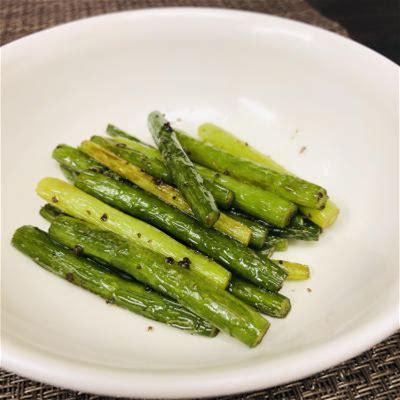 にんにくの芽  ニンニクノメ　100ｇ/束 |  | 02