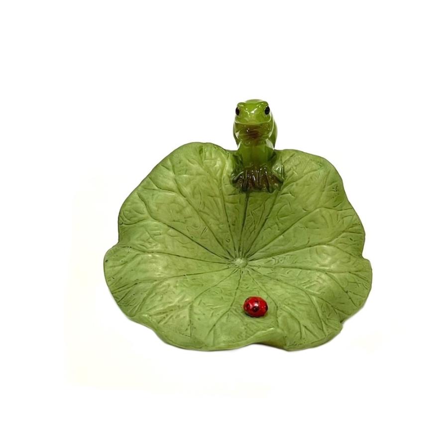 カエルの置物 葉っぱお座り蛙 かえる アマガエル てんとう虫