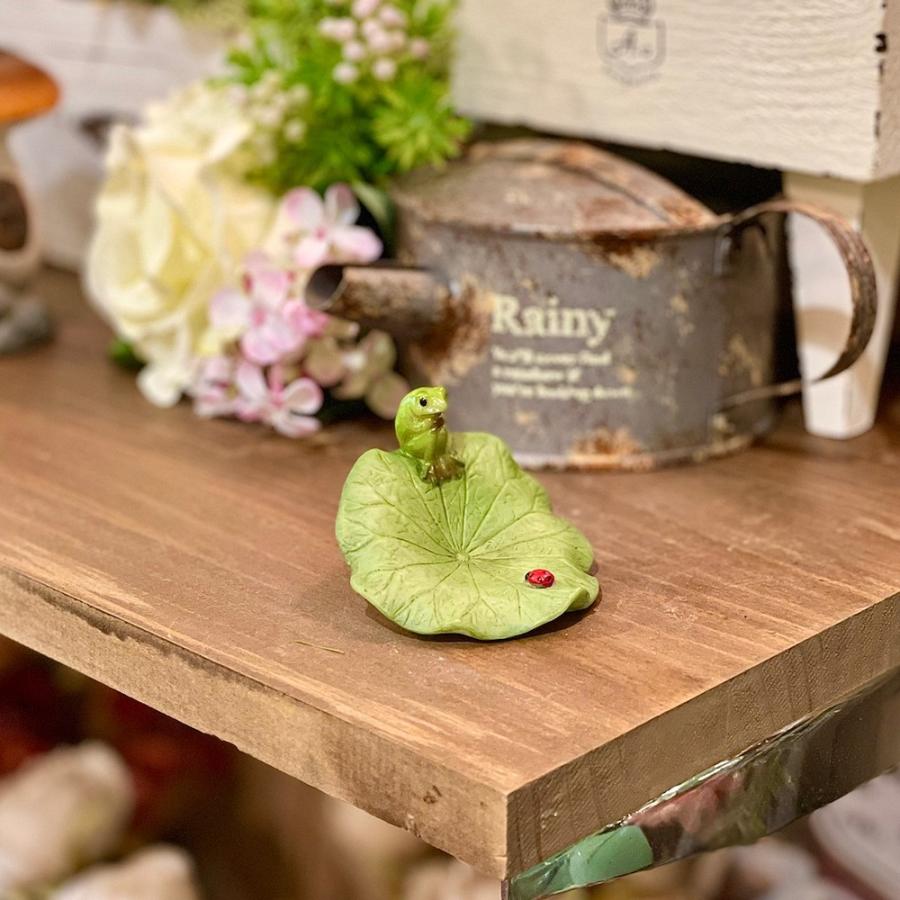 カエルの置物 葉っぱお座り蛙 かえる アマガエル てんとう虫