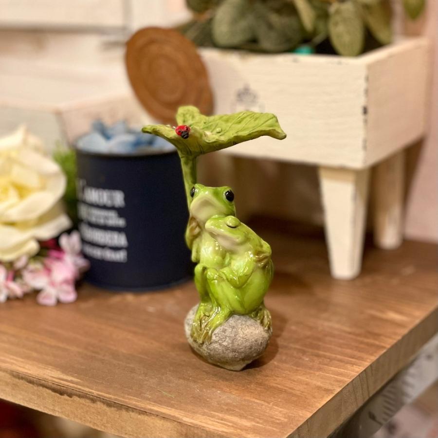 カエル（蛙）が葉っぱの傘を持ってる真鍮の置物 カエルの置物 葉っぱ傘蛙 かえる アマガエル てんとう虫 相合傘