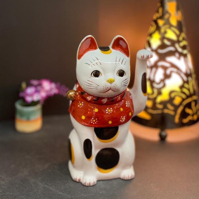 招き猫 瀬戸焼 赤絵ブチ猫 中 左 赤 87323-579 陶器 オブジェ 招き猫 瀬戸焼 赤絵ブチ猫 中 左 赤 87323-579 陶器 オブジェ