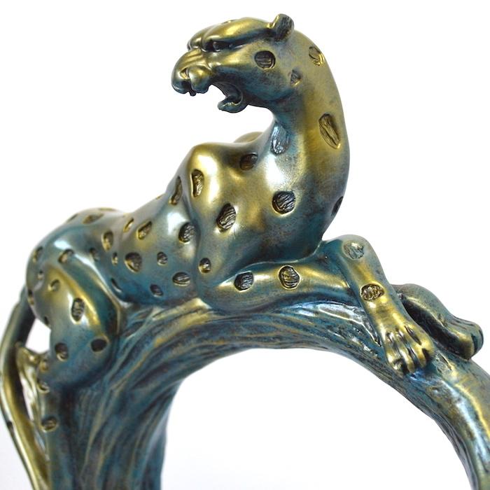 木に登るチーターのオブジェ 虎 ヒョウ 置物 動物 オーナメント