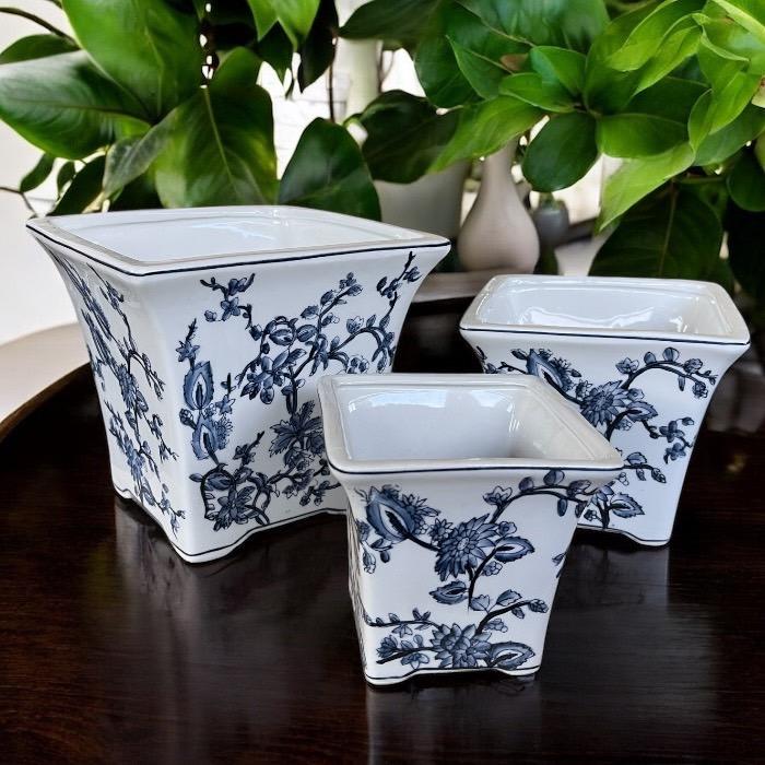 立方体花器 2個セット 青と白 東京ショールーム / ディスプレイ】「Blue & White」の店頭の様子をご