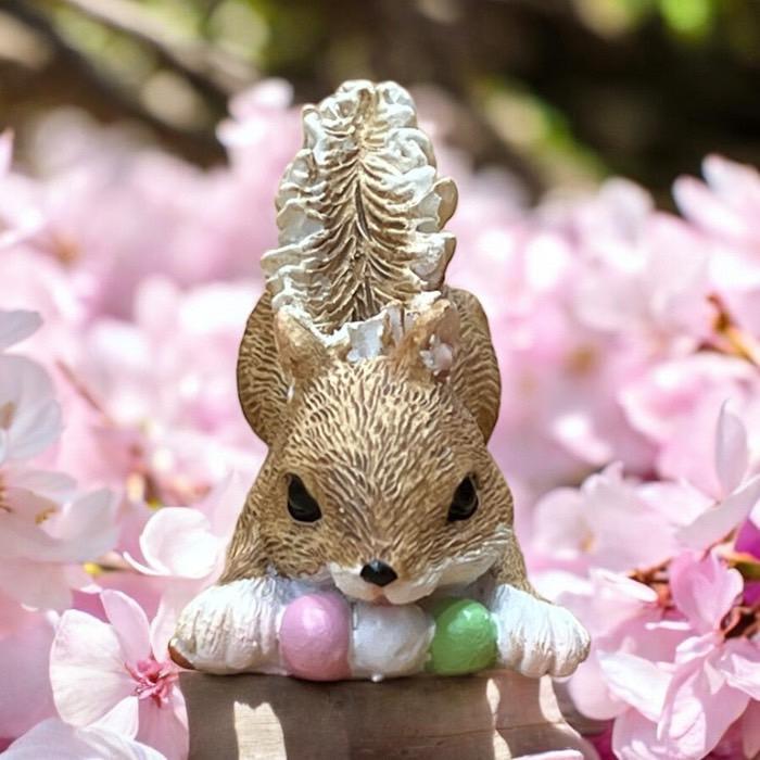 ミニチュアアニマル 団子を食べるリス 小さな動物の世界 置物 オブジェ