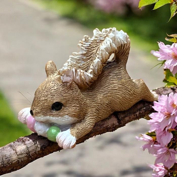 ミニチュアアニマル 団子を食べるリス 小さな動物の世界 置物 オブジェ