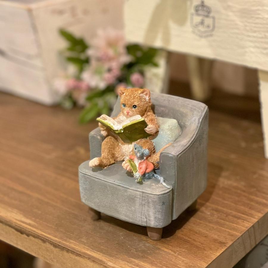 ソファに座る読書猫とねずみ 茶トラ猫 ネコ雑貨 ねこ カントリー