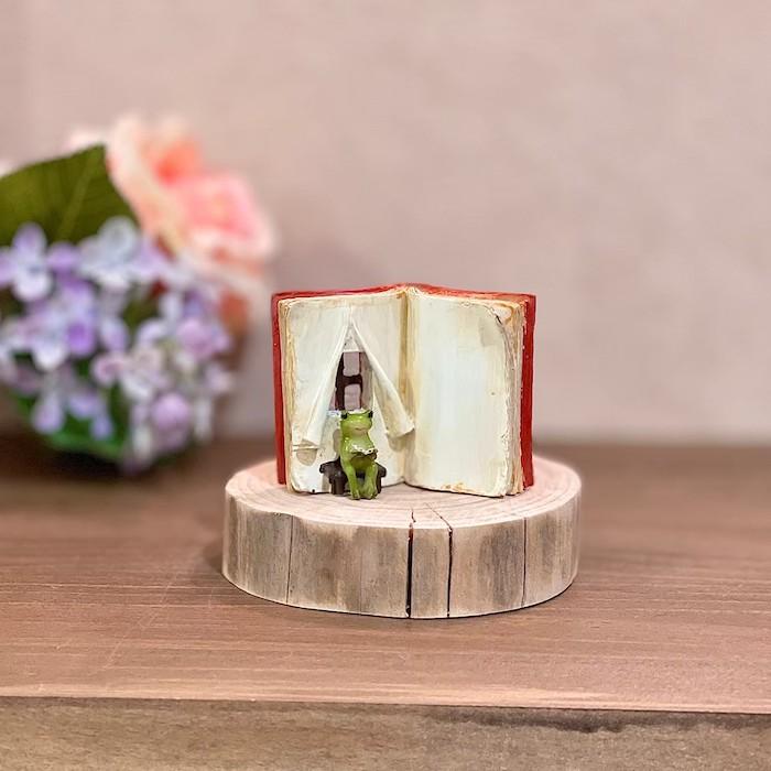 本とカエル 蛙 かえる 読書 ミニチュアアニマル レトロ アンティーク風