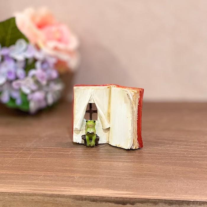 本とカエル 蛙 かえる 読書 ミニチュアアニマル レトロ アンティーク風