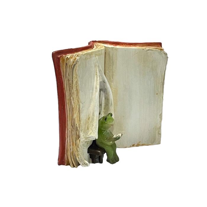 カエル 置物 読書をするカエル オブジェ 本とカエル 蛙 かえる 読書 ミニチュアアニマル レトロ アンティーク風