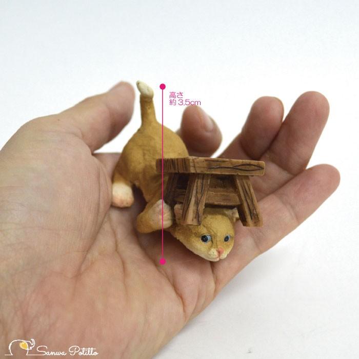 茶トラ猫 ねこ ネコ レトロ アンティーク風 椅子に隠れる猫 昭和レトロ