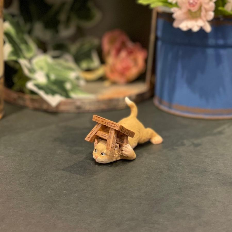 茶トラ猫 ねこ ネコ レトロ アンティーク風 椅子に隠れる猫 昭和レトロ