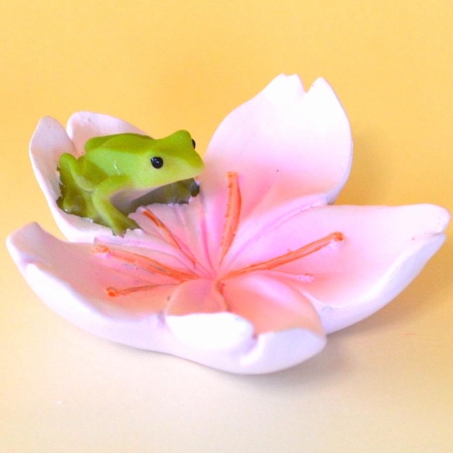 蛙 カエル かえる 桜 花びら 花弁 ミニチュアアニマル さくら 春 置物