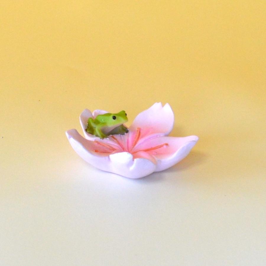 蛙 カエル かえる 桜 花びら 花弁 ミニチュアアニマル さくら 春 置物