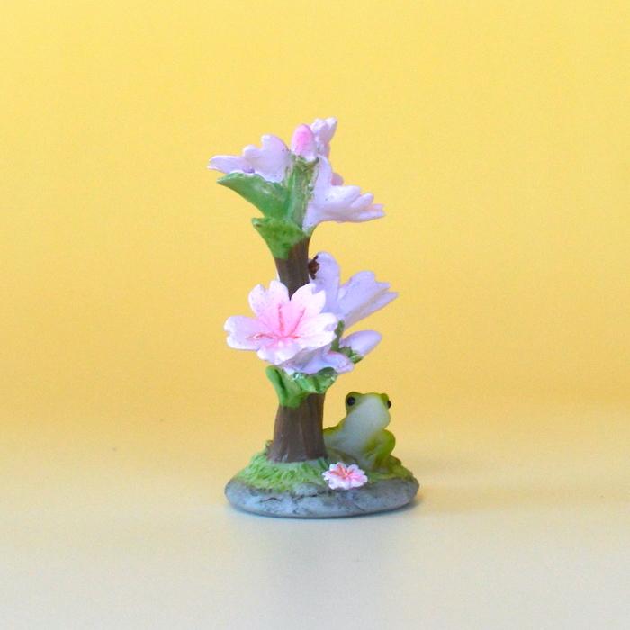 蛙 カエル かえる 桜の木の下にたたずむ蛙 ミニチュアアニマル