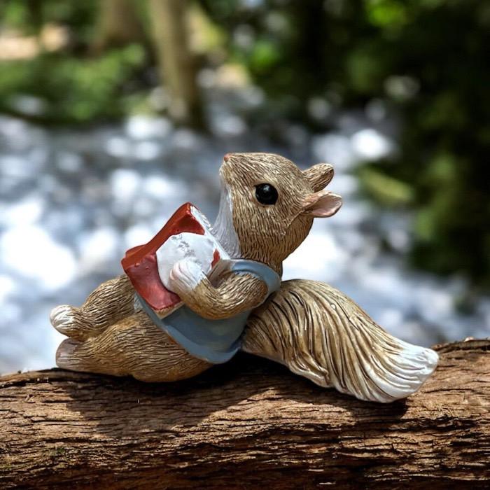 可愛らしい小動物たち リス ミニチュア アーティストベア 海外作家様 置物 ミニチュアアニマル リス 読書 一休み 小さな動物の世界 置物 オブジェ