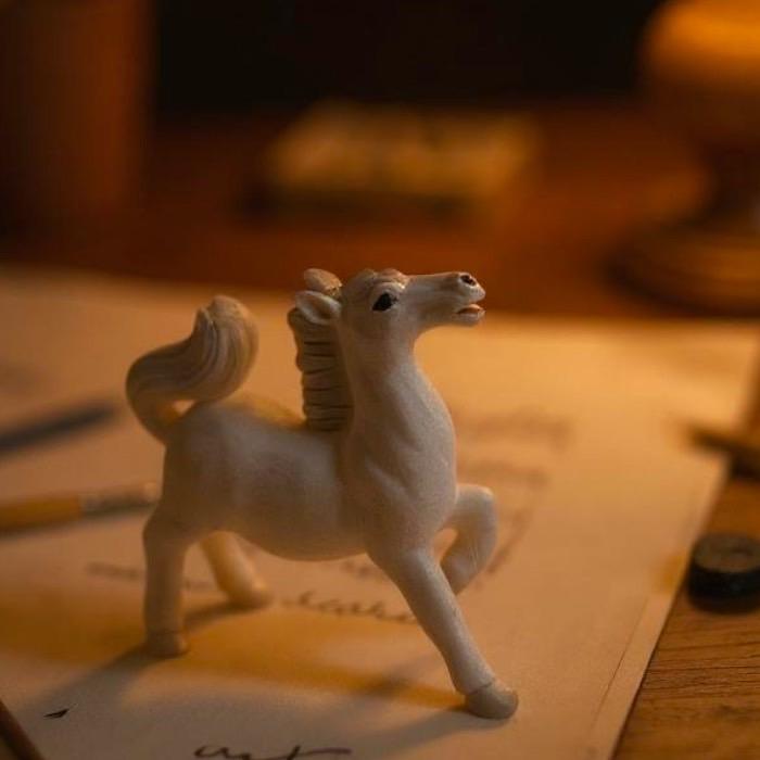 ミニチュアアニマル 馬 白馬 午 小さな動物の世界 置物 オブジェ