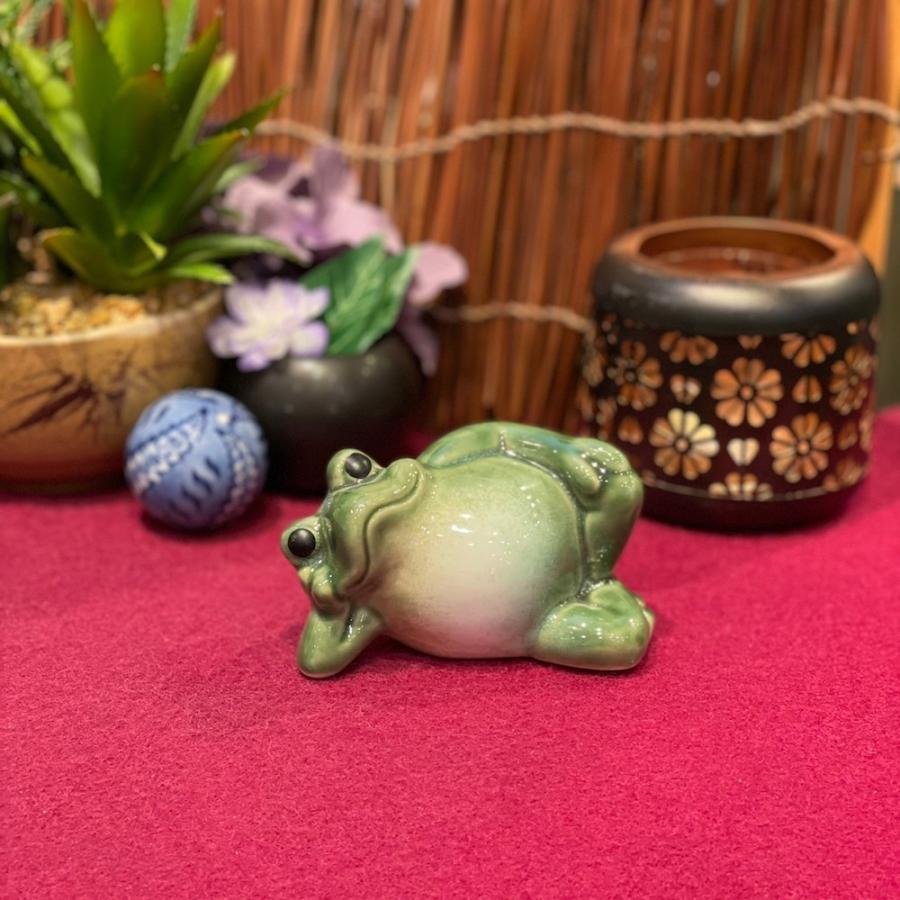 カエルの置物 陶器 寝ころび蛙 かえる 蛙 幸福 縁起物 梅雨 贈り物