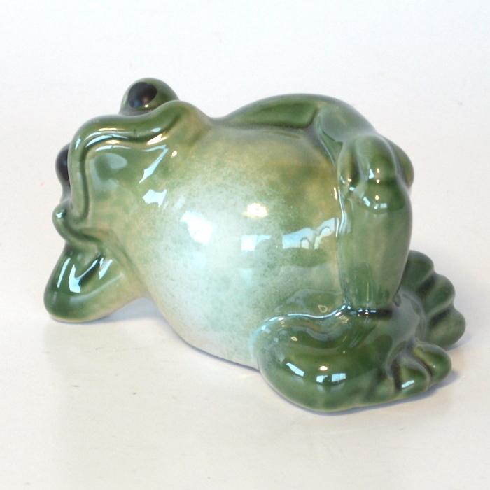 カエルの置物 陶器 寝ころび蛙 かえる 蛙 幸福 縁起物 梅雨 贈り物