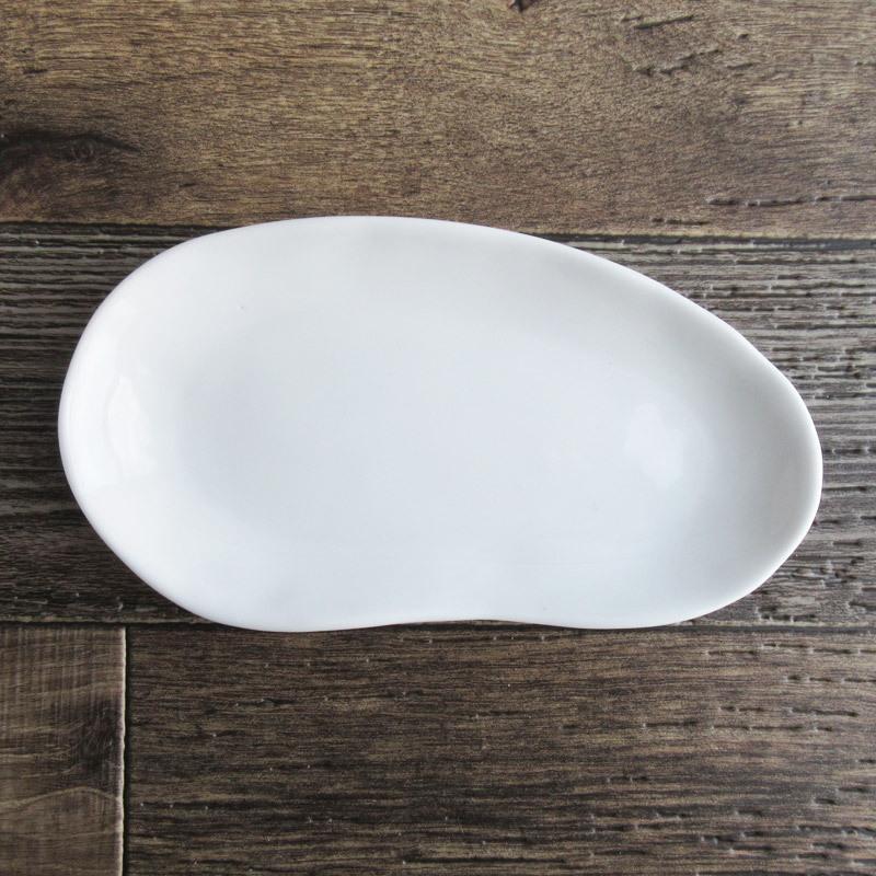 白い食器 豆型プレート 23 5cm ホワイト 変形楕円皿 白い皿 ソラマメのような形 デコボコ たたき 中皿 白いお皿 おしゃれ ビーンズ お豆さん F312 Y サラーミキ Yahoo 店 通販 Yahoo ショッピング