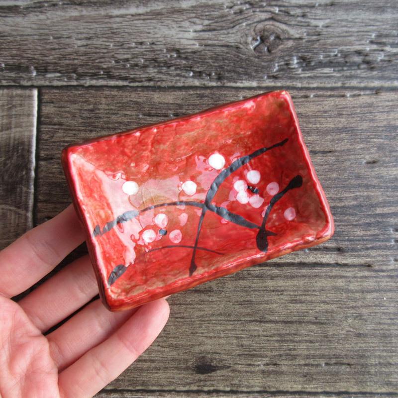 小皿 醤油皿 和食器 赤色 梅の花 花柄 和風 小鉢 小付 中国製 貫入あり