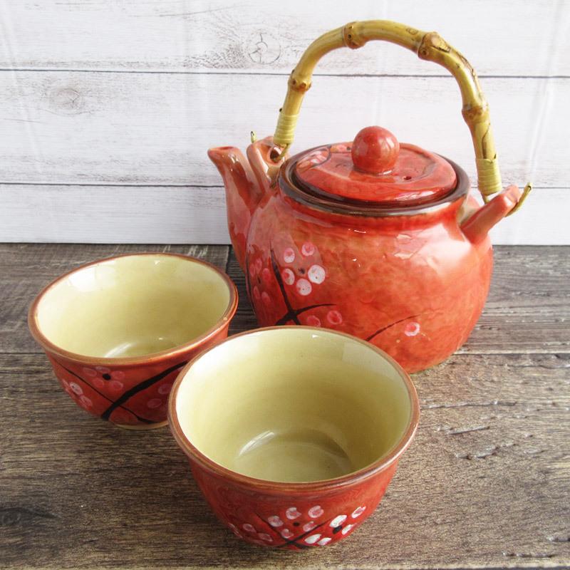 茶線 梅柄 煎茶碗（赤色）/ 170cc 貫入入っています 煎茶 お茶 湯飲み 赤色 梅の花 花柄 和風 中国製 :u095-y:サラーミキ  !店 通販 