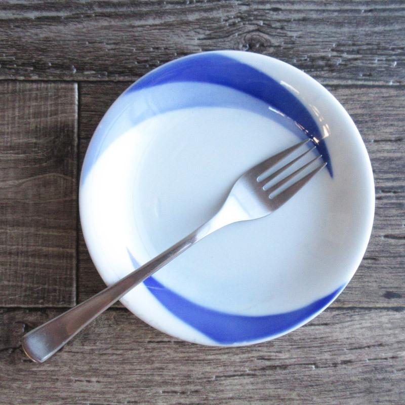 丸皿 深皿 和食器 白地 丸いお皿 青いライン入り 洋食器風 美濃焼
