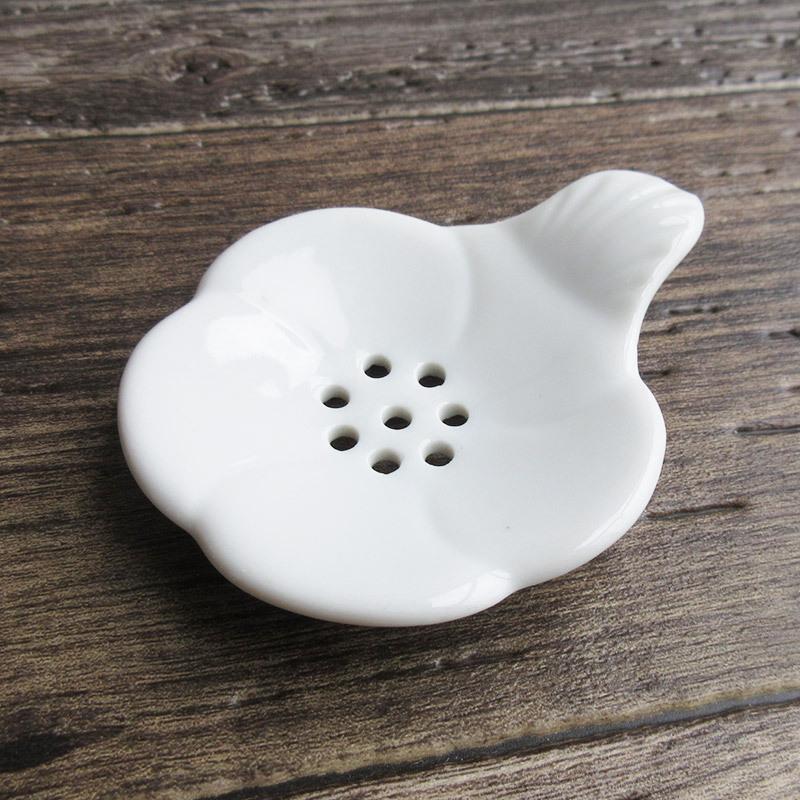 白い皿と碗 (二種三点) 未使用 新品同様 名古屋製陶所 王冠NS サラダボウル 14cmボウル 赤ライン 未