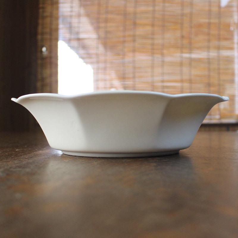 白い花模様の陶器ボウル ボウル 24.3cm 洋食器 白 サラダ 鉢 大鉢 陶磁器 白い器 花柄 花模様