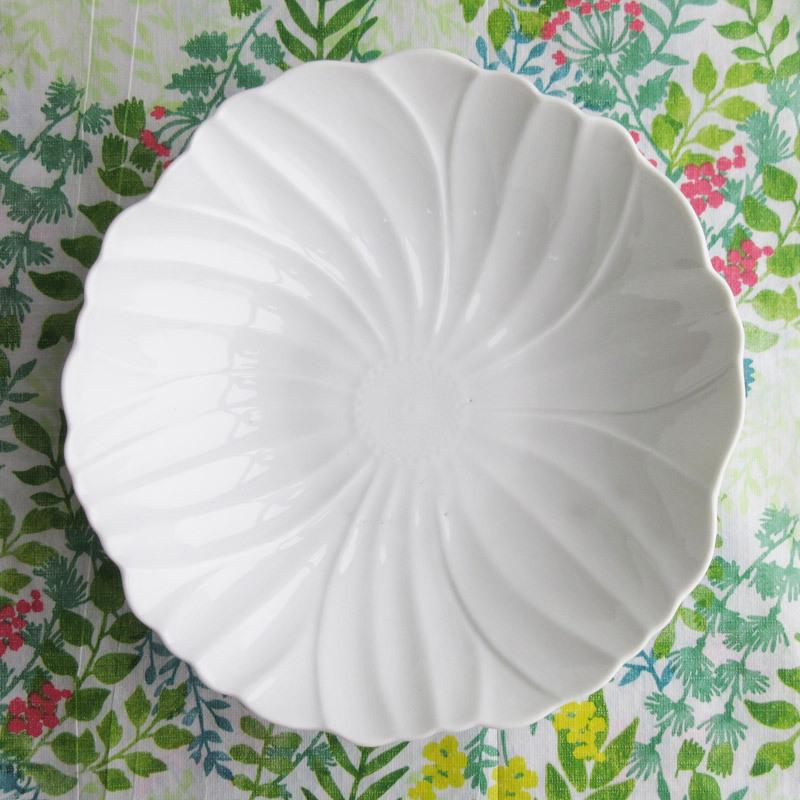 ボウル 25.5cm 洋食器 ホワイト サラダボウル 鉢 花柄 コスモス 陶磁器