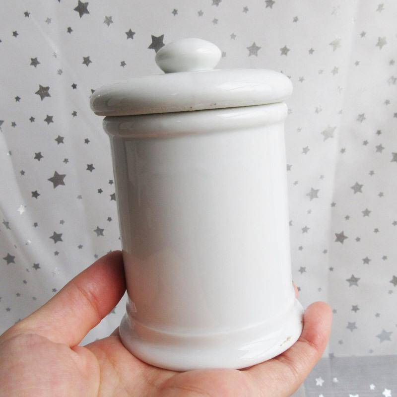 白いキャニスター ぽってりタイプの蓋つき 円柱型 白いキャニスター ぽってりタイプの蓋つき 円柱型