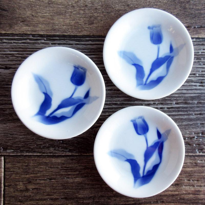 小皿 3寸 白地 丸いお皿 青いチューリップ 型紙吹付 薬味皿 漬物皿