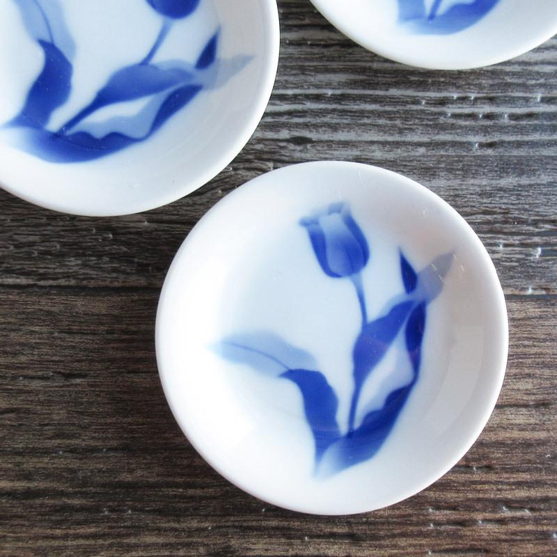 小皿 3寸 白地 丸いお皿 青いチューリップ 型紙吹付 薬味皿 漬物皿