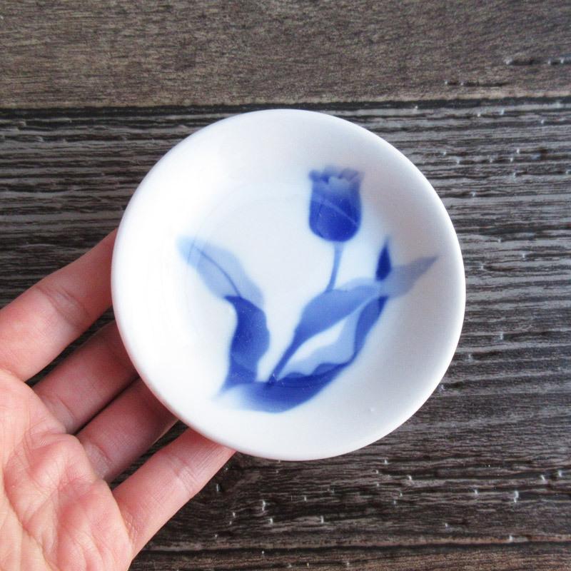 小皿 3寸 白地 丸いお皿 青いチューリップ 型紙吹付 薬味皿 漬物皿