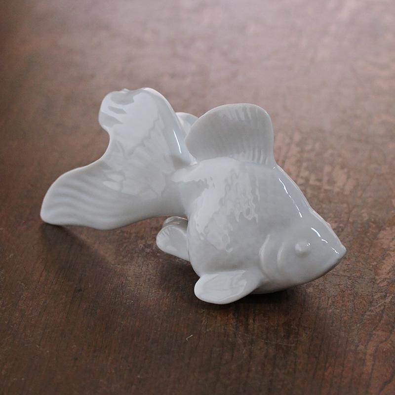 完売】白い陶器のオブジェ 金魚 / 雑貨 置物 インテリア 玄関 おしゃれ