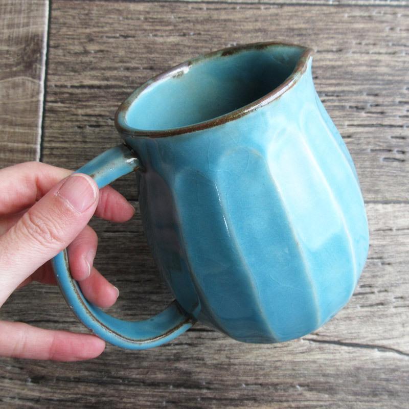 トルコブルー しのぎ ピッチャー / 650cc 水色 手作り風 陶器のコップ