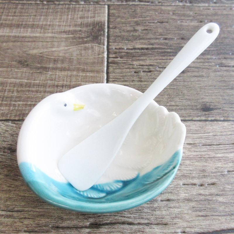 スプーン アイスクリーム プリン 白いスプーン 白い食器 器のフチに