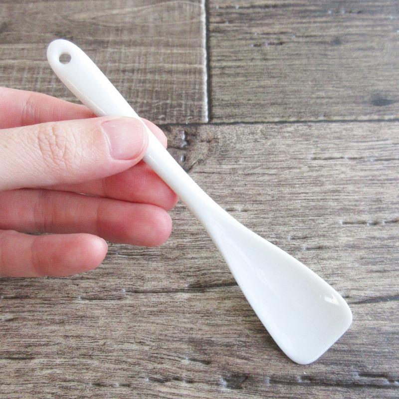 スプーン アイスクリーム プリン 白いスプーン 白い食器 器のフチに