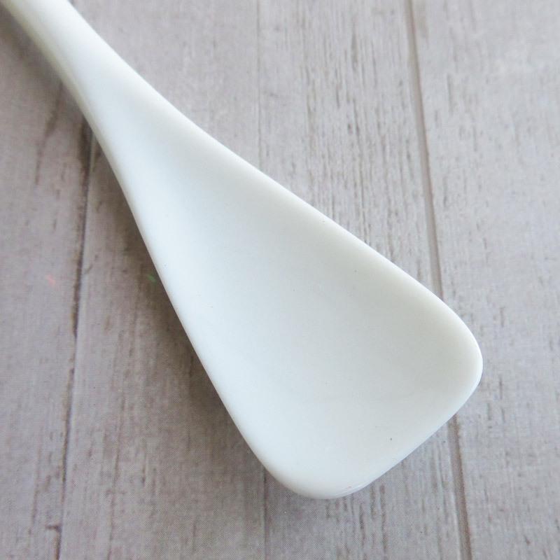 スプーン アイスクリーム プリン 白いスプーン 白い食器 器のフチに