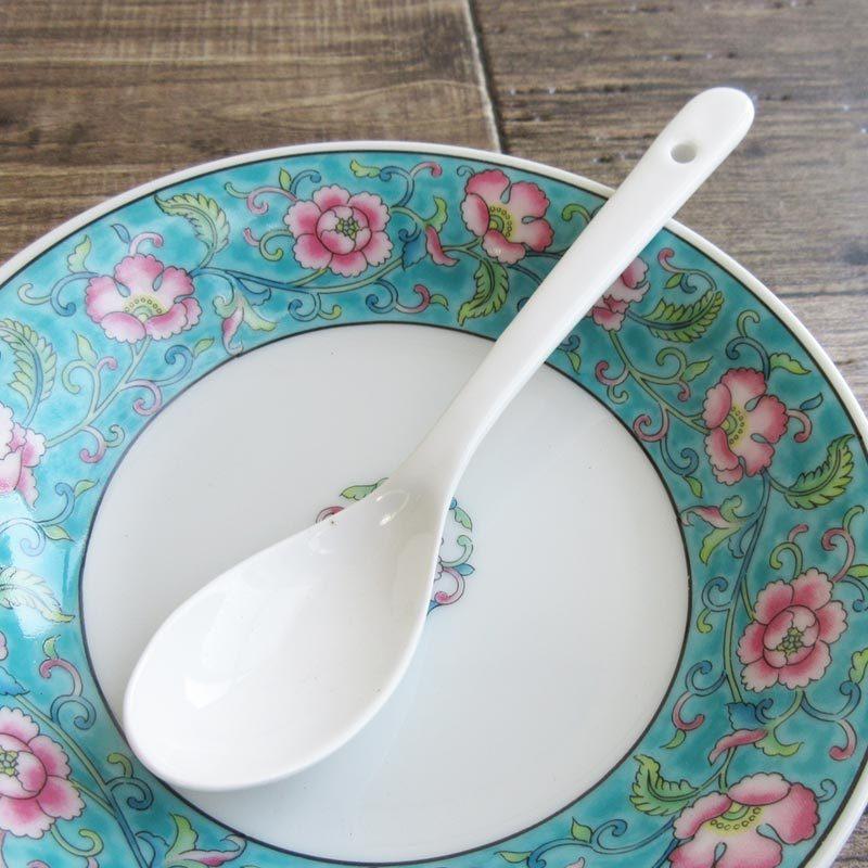 白い陶器のすくいやすいスプーン 15cm 100円 すくう部分が深い 最新号掲載アイテム 可愛いスプーン 白いスプーン 持ちやすくて便利 白い食器