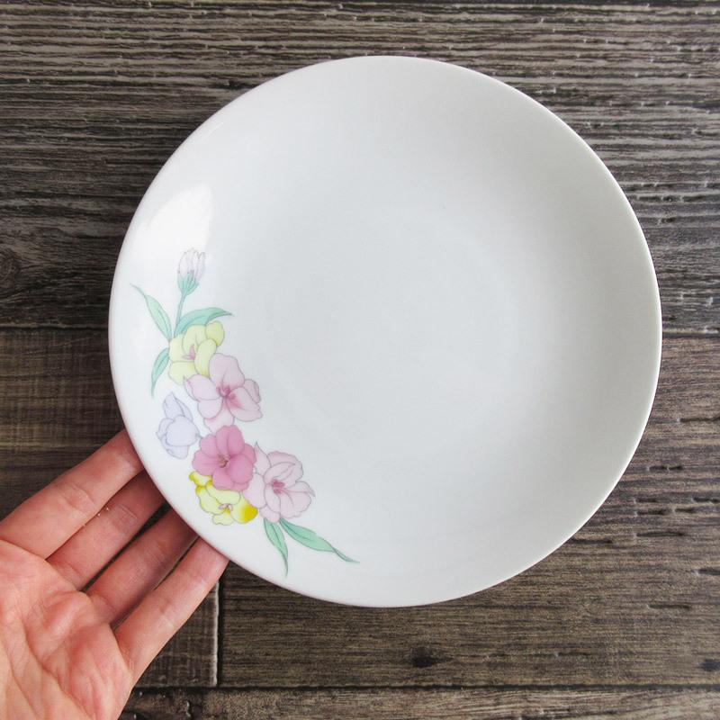 昭和レトロ 和風な花柄 丸皿 18.8cm / 和食器 取り皿 和菓子 お 昭和レトロ 和風な花柄 丸皿 18.8cm / 和食器 取り皿 和菓子 お