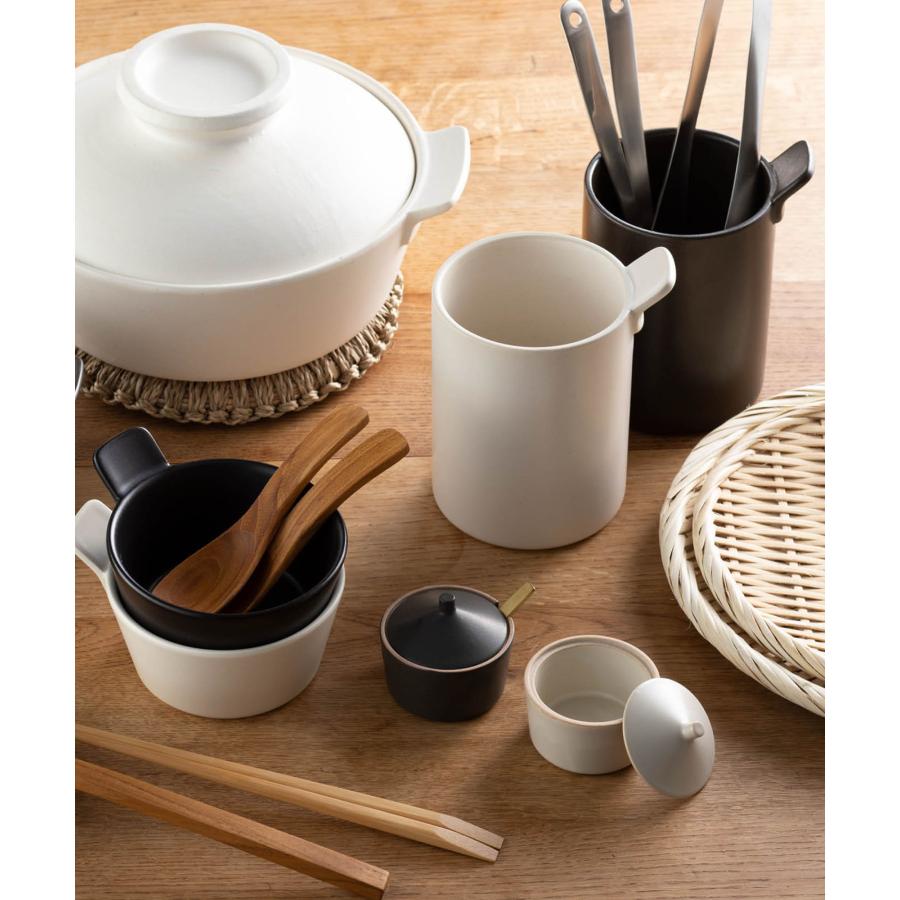 sarasa design 陶器製の蓋つき調味料入れ・小型のスプーンが付属 sarasa design 陶器製の蓋つき調味料入れ・小型のスプーンが付属