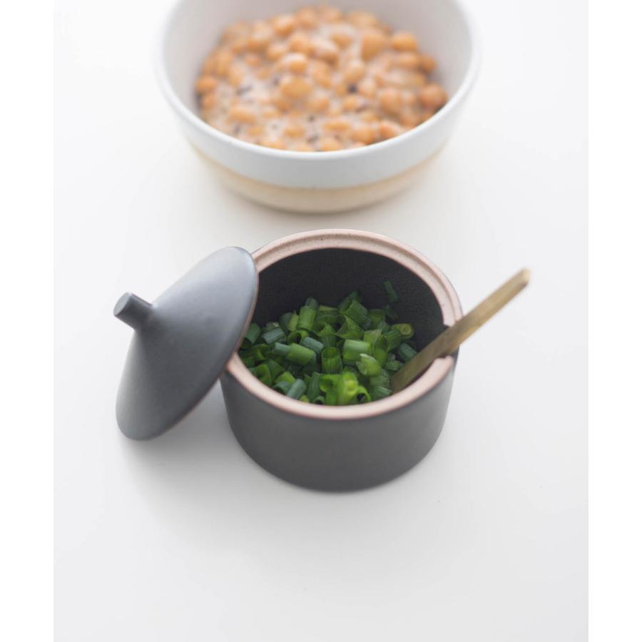 sarasa design 陶器製の蓋つき調味料入れ・小型のスプーンが付属 sarasa design 陶器製の蓋つき調味料入れ・小型のスプーンが付属