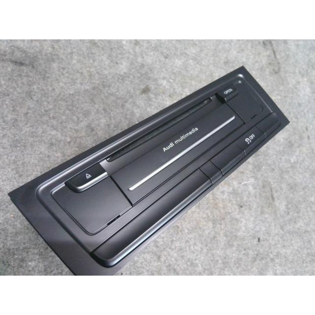 アウディ A4 DBA-8KCDN カーナビゲーション 8T2-035-678C同梱不可 即決