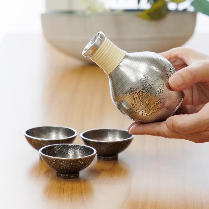 公式 | 薩摩錫器工芸館(株) 錫 酒器セット 桜島 盃3ヶ 黒漆加工200ml [No.63-1] 桐箱付き 贈答用 プレゼント 贈り物の画像