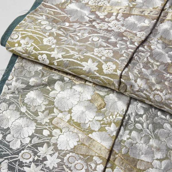 刺繍　訪問着　袷フルオーダー手縫いお仕立て付き　横笛に松葉、萩、菊、桜、楓、梅、桔梗の吹き寄せ文様　薄い緑色　身長１６８ｃｍまで、裄６９．５ｃｍまでの画像