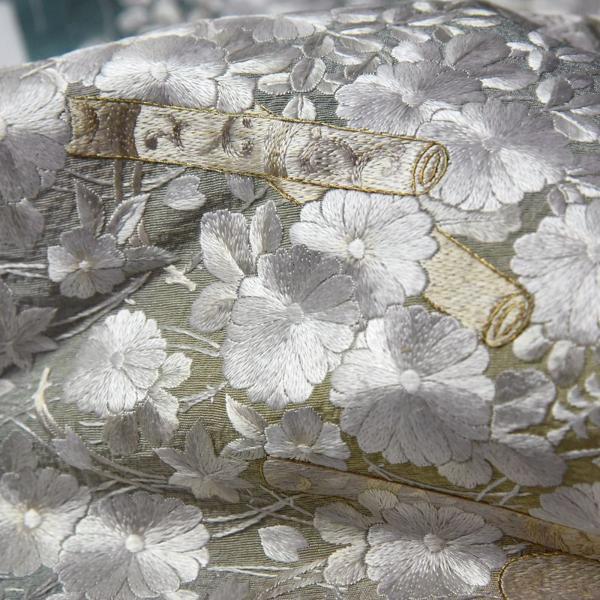 刺繍　訪問着　袷フルオーダー手縫いお仕立て付き　横笛に松葉、萩、菊、桜、楓、梅、桔梗の吹き寄せ文様　薄い緑色　身長１６８ｃｍまで、裄６９．５ｃｍまでの画像