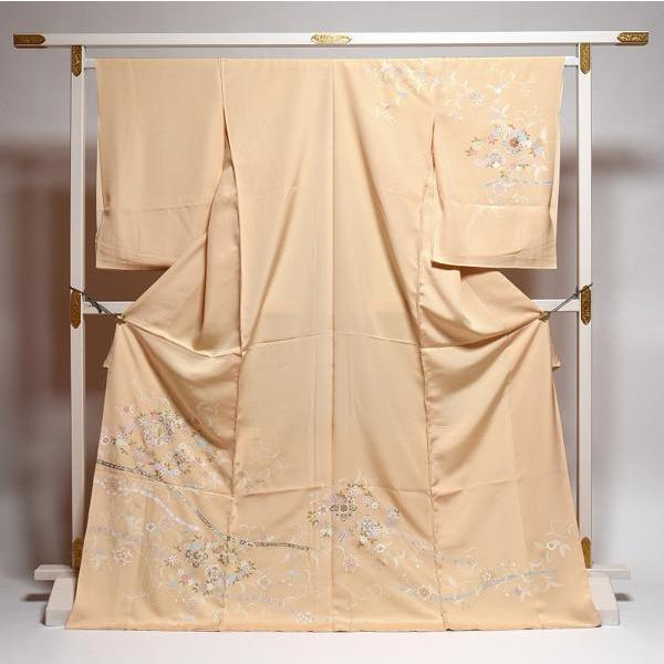 訪問着　手縫いお仕立て付き　手描き　唐草に華文　クリームベージュ色　身長１６８ｃｍ位まで、裄６９．５ｃｍまで　送料込みの画像