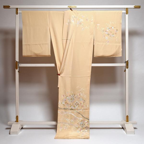 訪問着　手縫いお仕立て付き　手描き　唐草に華文　クリームベージュ色　身長１６８ｃｍ位まで、裄６９．５ｃｍまで　送料込みの画像