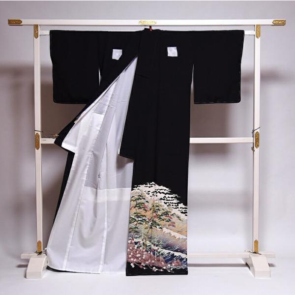 黒留袖　お仕立て上がり　新品未使用品　水辺に松、楓　五つ紋入り（違い鷹の羽）身丈１６０ｃｍ裄６４ｍ着物の画像