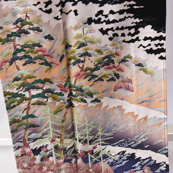 黒留袖　お仕立て上がり　新品未使用品　水辺に松、楓　五つ紋入り（違い鷹の羽）身丈１６０ｃｍ裄６４ｍ着物の画像
